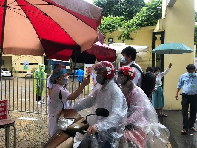 Hình ảnh xúc động sáng đầu tiên thi vào lớp 10 tại Hà Nội