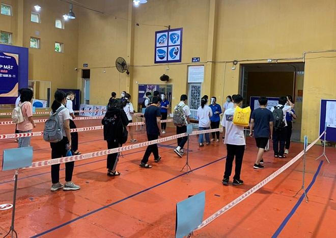 Hình ảnh xúc động sáng đầu tiên thi vào lớp 10 tại Hà Nội