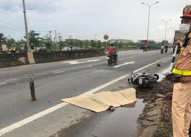 Tin giao thông đến sáng 12/6: Xe tải tông ô tô 16 chỗ, húc văng 1 người đàn ông; tài xế ngủ gật, xe tải lật ngang đường