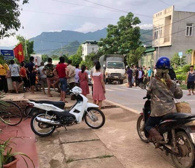 Tin giao thông đến sáng 12/6: Xe tải tông ô tô 16 chỗ, húc văng 1 người đàn ông; tài xế ngủ gật, xe tải lật ngang đường