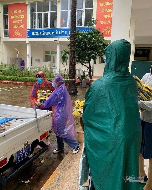 Nhiều điểm thi tại Hà Nội phát quần áo cho thí sinh bị ướt mưa