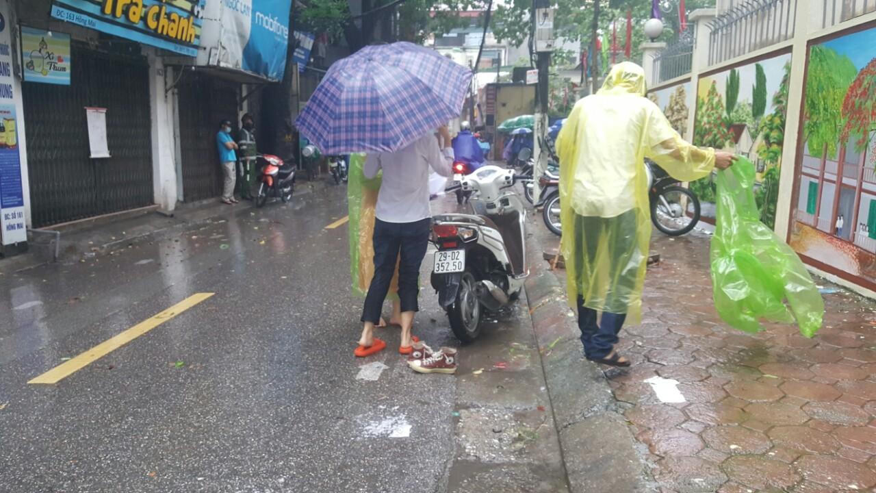 Nhiều điểm thi tại Hà Nội phát quần áo cho thí sinh bị ướt mưa