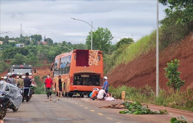 Tin giao thông đến sáng 13/6: Xe khách tông trực diện xe máy khiến 1 phụ nữ tử vong; bị cuốn vào gầm xe ben, người bán vé số thiệt mạng