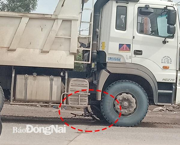 Tin giao thông đến sáng 13/6: Xe khách tông trực diện xe máy khiến 1 phụ nữ tử vong; bị cuốn vào gầm xe ben, người bán vé số thiệt mạng