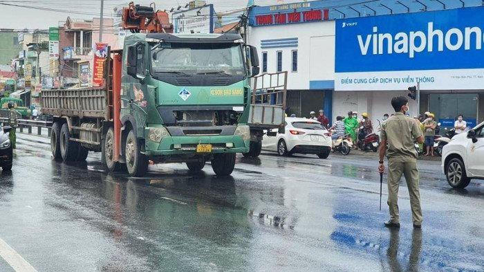 Tin giao thông đến sáng 13/6: Xe khách tông trực diện xe máy khiến 1 phụ nữ tử vong; bị cuốn vào gầm xe ben, người bán vé số thiệt mạng
