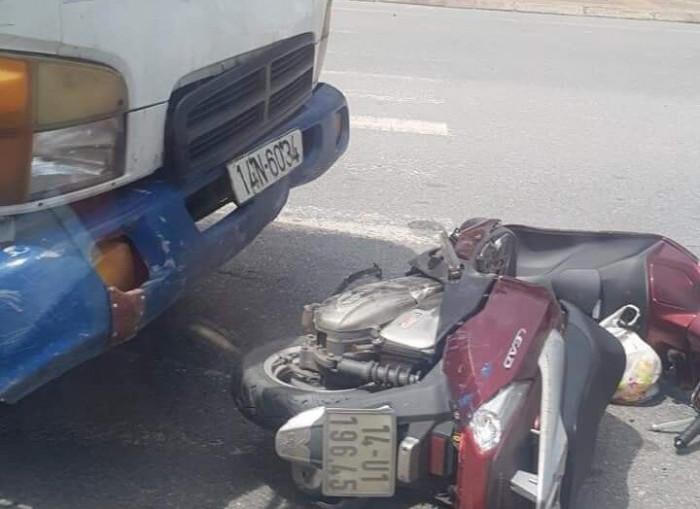 Tin giao thông đến sang 15/6: Đi nhờ xe, hai mẹ con tử vong dưới bánh container; bị 2 ô tô tông liên tiếp, người đàn ông thiệt mạng