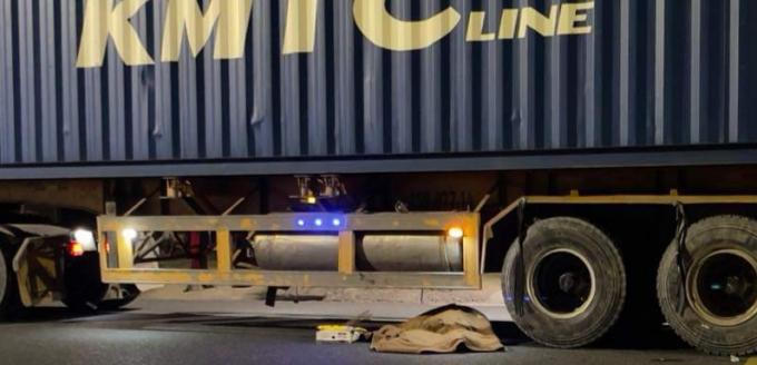 Tin giao thông đến sang 15/6: Đi nhờ xe, hai mẹ con tử vong dưới bánh container; bị 2 ô tô tông liên tiếp, người đàn ông thiệt mạng