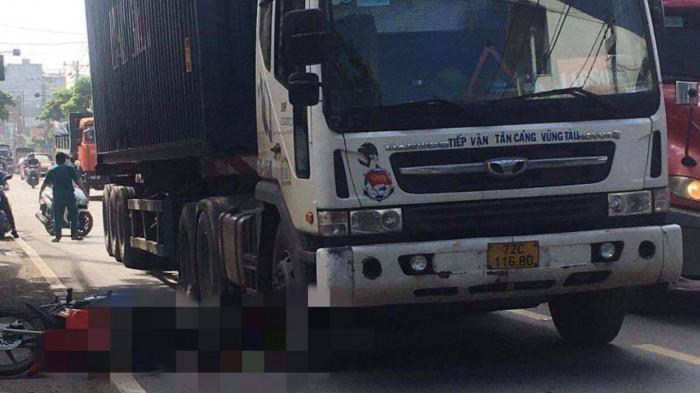 Tin giao thông đến sang 15/6: Đi nhờ xe, hai mẹ con tử vong dưới bánh container; bị 2 ô tô tông liên tiếp, người đàn ông thiệt mạng