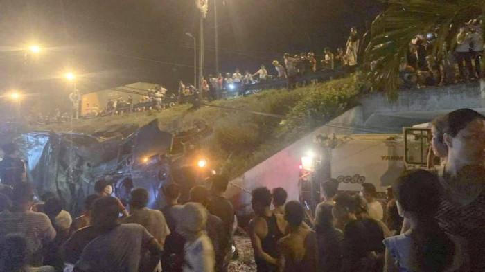 Tin giao thông đến sáng 16/6: Xe quân đội lao xuống vực, 2 người bị thương; tài xế xe máy nguy kịch khi tông dải phân cách