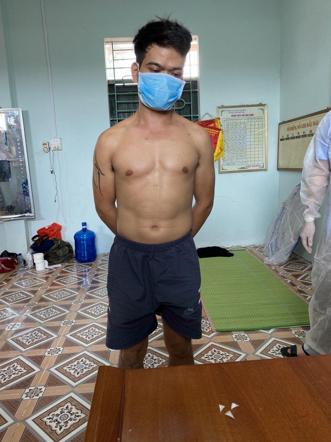 Nam thanh niên mang ma túy vào khu cách ly