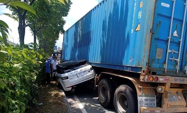 Tin giao thông đến sáng 18/6: Nam thanh niên tông xe đang đỗ tử vong; va chạm với container chạy cùng chiều, xe sang biến dạng