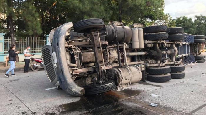 Tin giao thông đến sáng 19/6: Tài xế bị thương khi xe đầu kéo lật; hàng chục cảnh sát lập chốt ngăn tài xế gây tai nạn rồi bỏ chạy