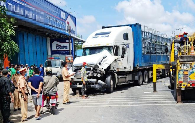 Tin giao thông đến sáng 19/6: Tài xế bị thương khi xe đầu kéo lật; hàng chục cảnh sát lập chốt ngăn tài xế gây tai nạn rồi bỏ chạy