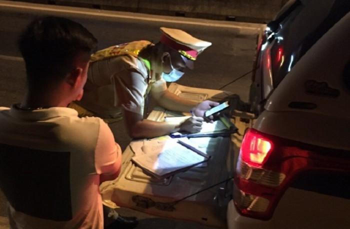 Tin giao thông đến sáng 21/6: Tài xế bị xử phạt 46 triệu đồng vì vi phạm nồng độ cồn gây tai nạn; nam thanh niên ngã sấp mặt khi bốc đầu xe