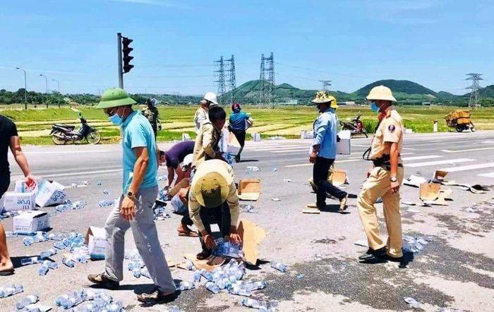 Tin giao thông đến sáng 22/6: Tài xế Gojek tử vong bất thường trên vỉa hè; khởi tố 2 nhân viên đường sắt vô ý gây chết người