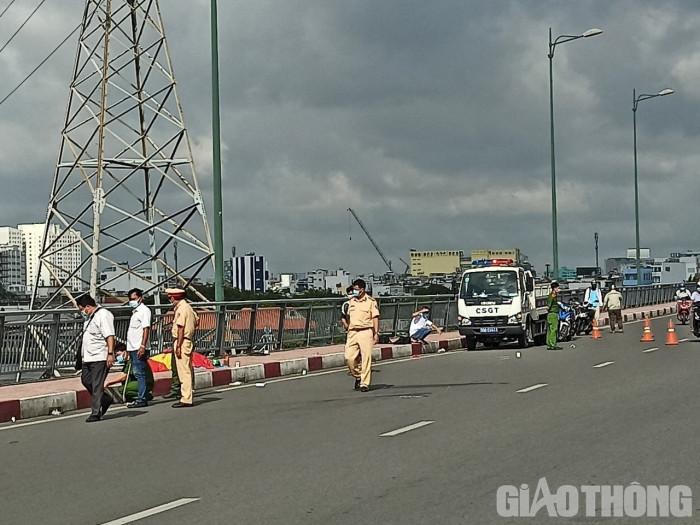 Tin giao thông đến sáng 22/6: Tài xế Gojek tử vong bất thường trên vỉa hè; khởi tố 2 nhân viên đường sắt vô ý gây chết người