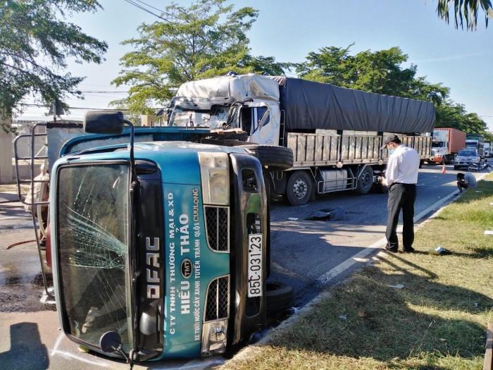 Tin giao thông đến sáng 23/6: Va chạm xe đầu kéo, người phụ nữ tử vong; tông đuôi xe tưới nước, tài xế xe tải mắc kẹt trong cabin