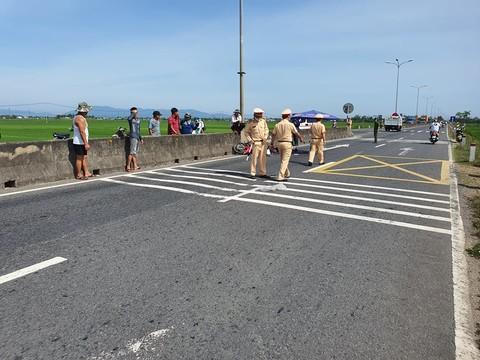 Tin giao thông đến sáng 23/6: Va chạm xe đầu kéo, người phụ nữ tử vong; tông đuôi xe tưới nước, tài xế xe tải mắc kẹt trong cabin