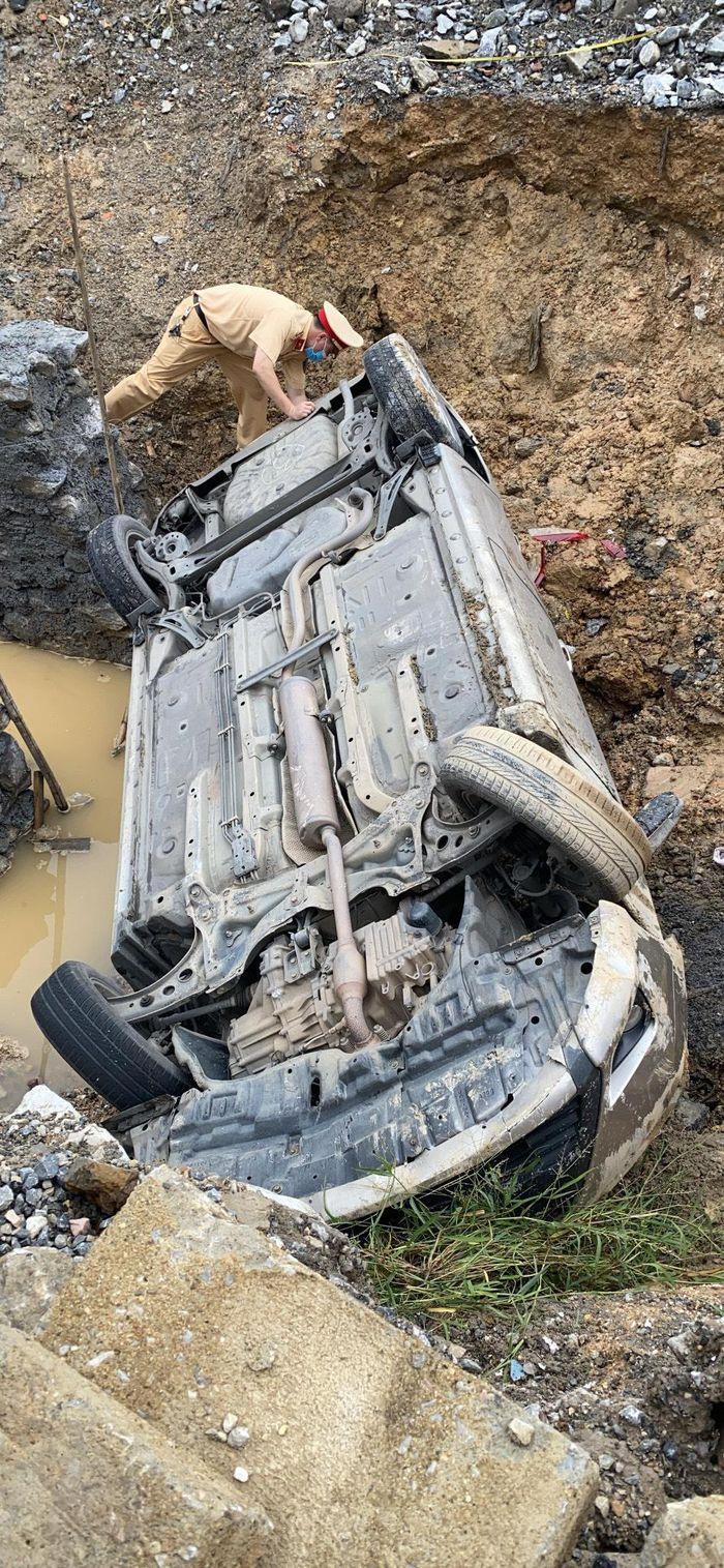 Tin giao thông tới sáng 25/6: Ô tô tông vào đá lật ngửa dưới cống; phạt tài xế xe Lexus đi ngược chiều cao tốc Nội Bài – Lào Cai