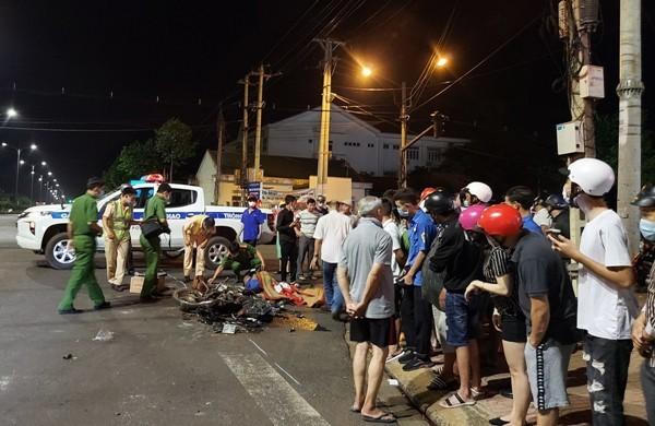 Tin giao thông đến sáng 26/6: Cây đổ đè bẹp taxi trong mưa lớn