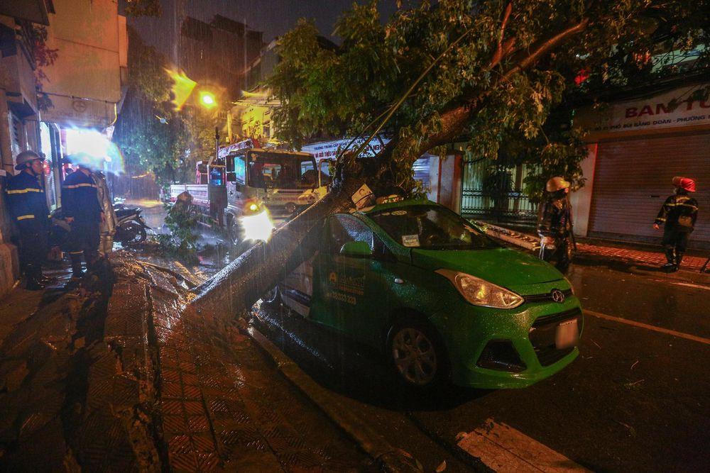 Tin giao thông đến sáng 26/6: Cây đổ đè bẹp taxi trong mưa lớn
