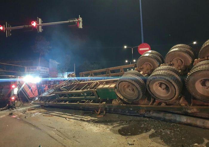 Tin giao thông đến sáng 27/6: Vượt đèn đỏ, người đàn ông bị container đè tử vong; băng qua đường tàu, một người tử nạn