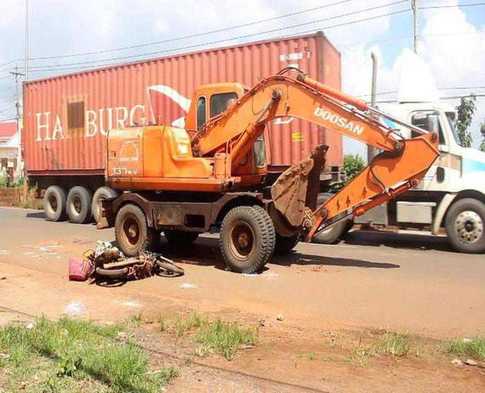 Tin giao thông đến sáng 27/6: Vượt đèn đỏ, người đàn ông bị container đè tử vong; băng qua đường tàu, một người tử nạn