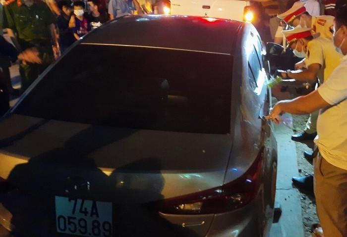 Tin giao thông đến sáng 28/6: Tài xế không chịu đo nồng độ cồn, cố thủ trong xe; xe khách suýt lao xuống phà Gót