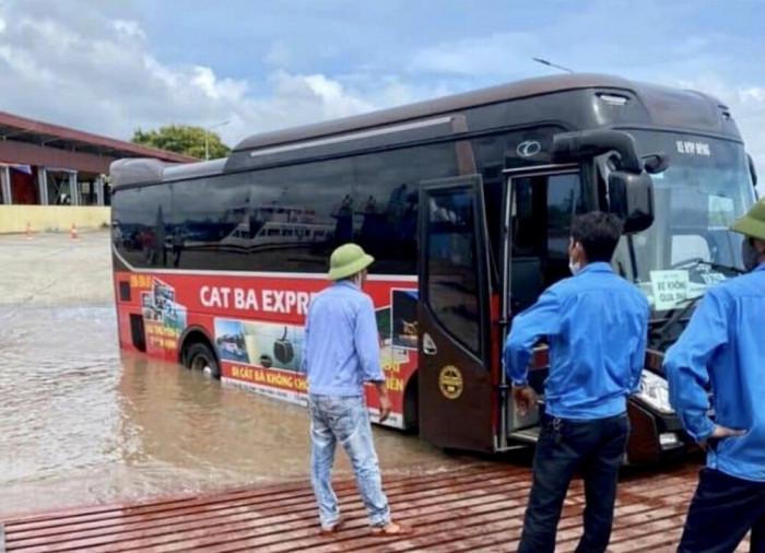 Tin giao thông đến sáng 28/6: Tài xế không chịu đo nồng độ cồn, cố thủ trong xe; xe khách suýt lao xuống phà Gót