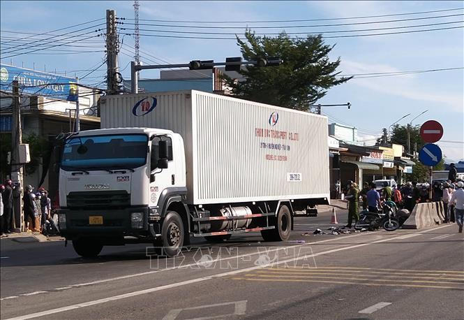 Tin giao thông đến sáng 1/7: Đi khám bệnh về, hai vợ chồng bị xe tải tông tử vong; hơn 50 bình gas lăn xuống đường khi xe lật