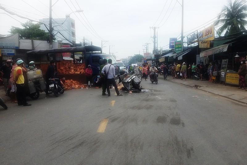 Tin giao thông đến sáng 1/7: Đi khám bệnh về, hai vợ chồng bị xe tải tông tử vong; hơn 50 bình gas lăn xuống đường khi xe lật