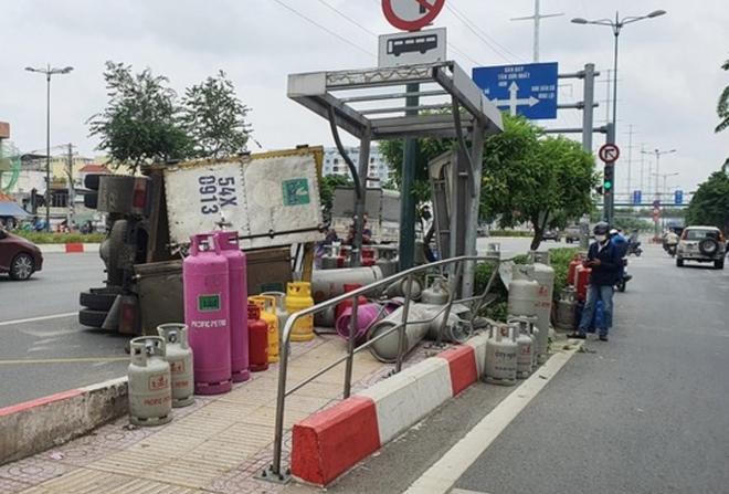 Tin giao thông đến sáng 1/7: Đi khám bệnh về, hai vợ chồng bị xe tải tông tử vong; hơn 50 bình gas lăn xuống đường khi xe lật 