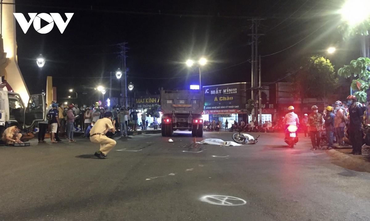 Tin giao thông đến sáng 2/7: Tông 4 người bị thương, tài xế nằm bên đường lướt điện thoại; gây tai nạn, tài xế xe tải vờ đưa đi cấp cứu rồi bỏ chạy