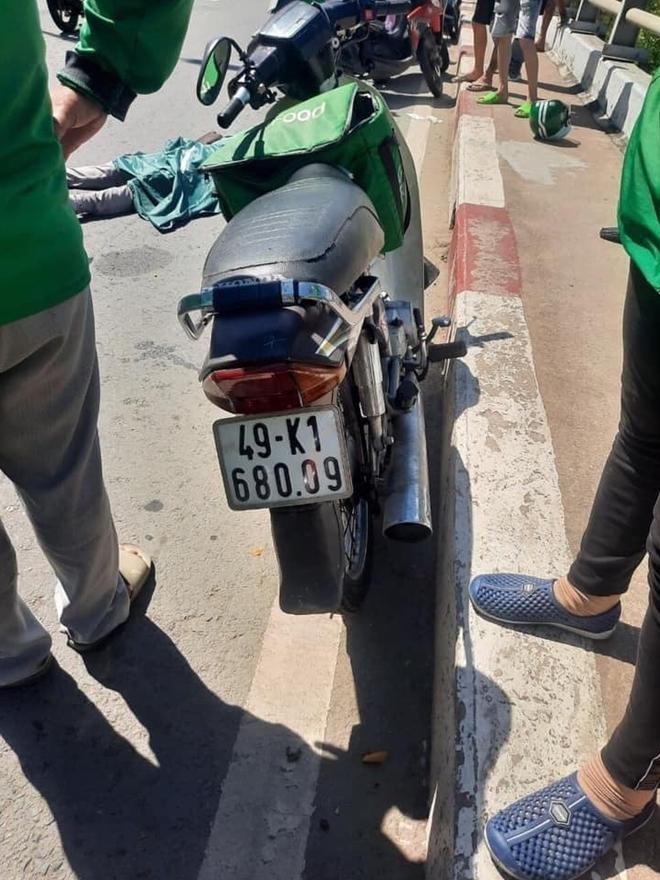 Tin giao thông đến sáng 2/7: Tông 4 người bị thương, tài xế nằm bên đường lướt điện thoại; gây tai nạn, tài xế xe tải vờ đưa đi cấp cứu rồi bỏ chạy