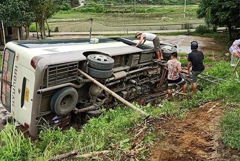 Tin giao thông đến sáng 2/7: Tông 4 người bị thương, tài xế nằm bên đường lướt điện thoại; gây tai nạn, tài xế xe tải vờ đưa đi cấp cứu rồi bỏ chạy