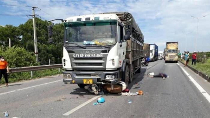 Tin giao thông đến sáng 4/7: Dắt xe máy qua đường, người đàn ông bị xe đầu kéo cán tử vong; xe tải tông xe máy khiến 1 người thiệt mạng