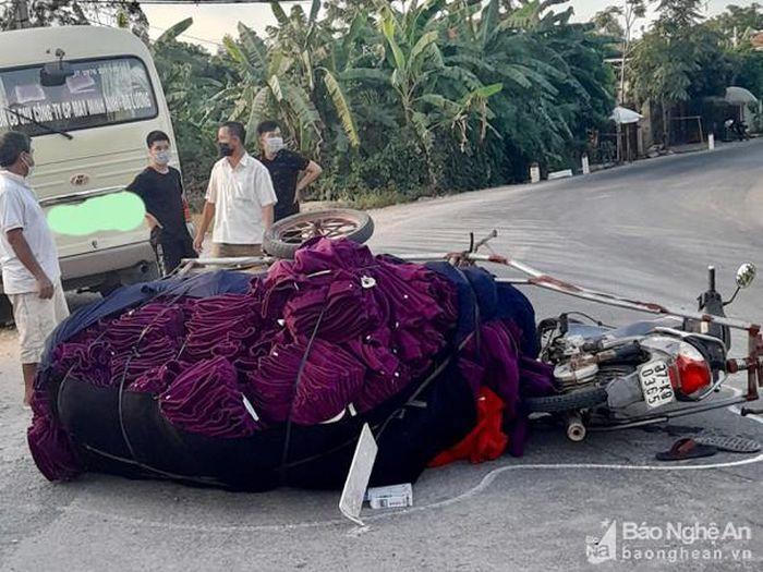 Tin giao thông đến sáng 4/7: Dắt xe máy qua đường, người đàn ông bị xe đầu kéo cán tử vong; xe tải tông xe máy khiến 1 người thiệt mạng