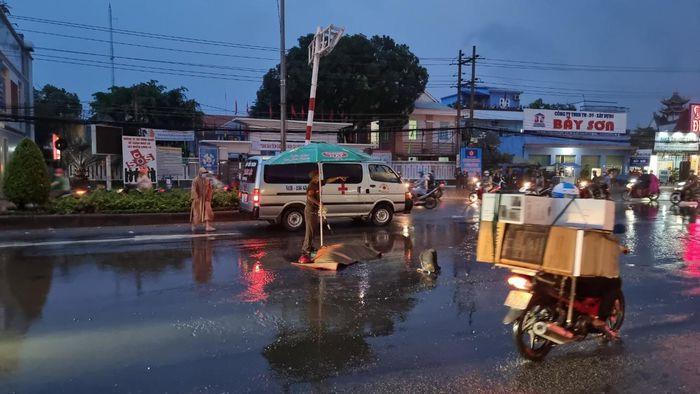 Tin giao thông đến sáng 4/7: Dắt xe máy qua đường, người đàn ông bị xe đầu kéo cán tử vong; xe tải tông xe máy khiến 1 người thiệt mạng