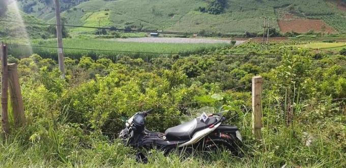 Tin giao thông đến sáng 5/7: Tông vào trụ tiêu, nam thanh niên tử vong; xe tải đâm bẹp ô tô bán tải đỗ trong nhà