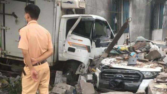 Tin giao thông đến sáng 5/7: Tông vào trụ tiêu, nam thanh niên tử vong; xe tải đâm bẹp ô tô bán tải đỗ trong nhà