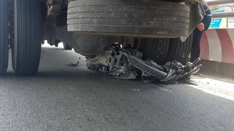 Tin giao thông đến sáng 5/7: Tông vào trụ tiêu, nam thanh niên tử vong; xe tải đâm bẹp ô tô bán tải đỗ trong nhà