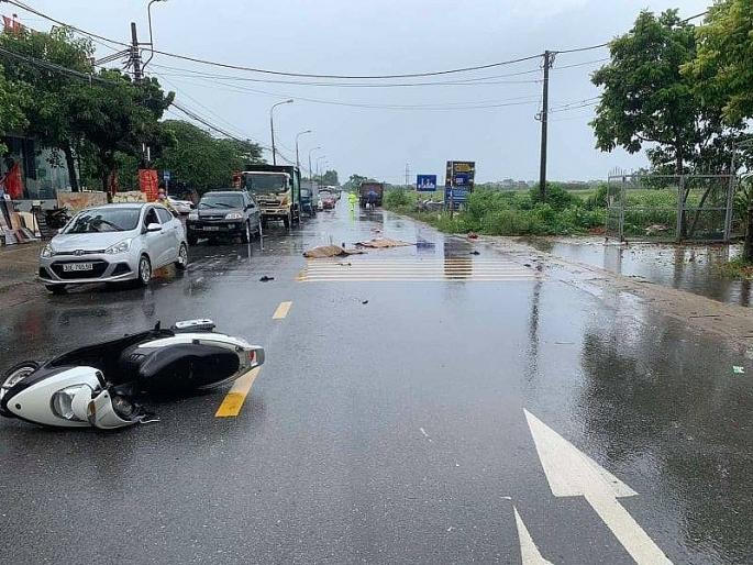 Tin giao thông đến sáng 6/7: Hai vợ chồng tử nạn khi va chạm với xe tải; nam thanh niên tử vong dưới ruộng cạnh xe máy