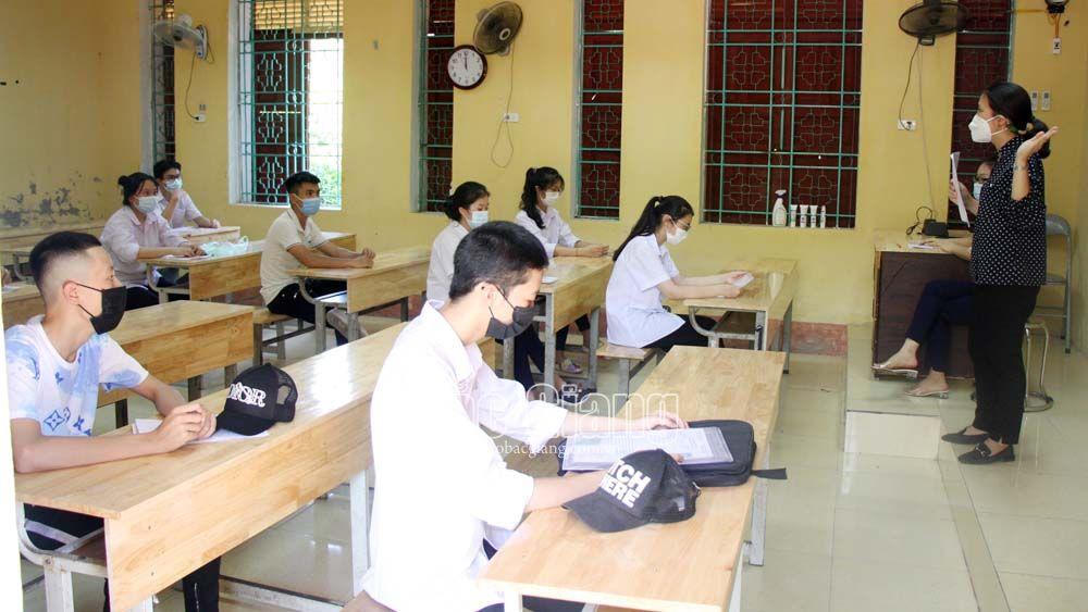 Thí sinh mang khẩu trang, kính chống giọt bắn làm thủ tục dự thi tốt nghiệp THPT