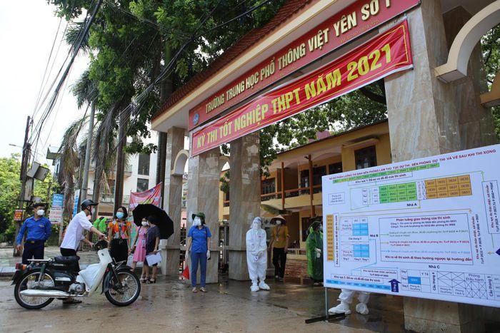 Thí sinh mang khẩu trang, kính chống giọt bắn làm thủ tục dự thi tốt nghiệp THPT