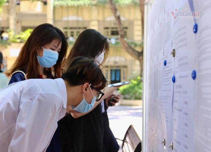 Thí sinh mang khẩu trang, kính chống giọt bắn làm thủ tục dự thi tốt nghiệp THPT