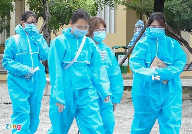 Thí sinh mang khẩu trang, kính chống giọt bắn làm thủ tục dự thi tốt nghiệp THPT