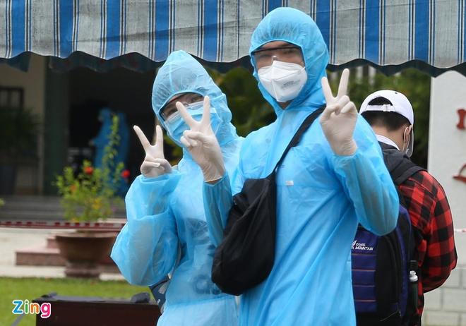 Thí sinh mang khẩu trang, kính chống giọt bắn làm thủ tục dự thi tốt nghiệp THPT