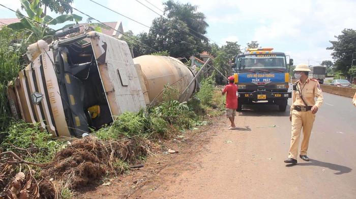 Tin giao thông đến sáng 6/7: Hai vợ chồng tử nạn khi va chạm với xe tải; nam thanh niên tử vong dưới ruộng cạnh xe máy