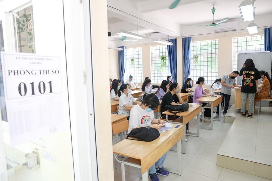 Thí sinh mang khẩu trang, kính chống giọt bắn làm thủ tục dự thi tốt nghiệp THPT