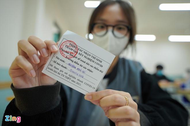 Thí sinh mang khẩu trang, kính chống giọt bắn làm thủ tục dự thi tốt nghiệp THPT